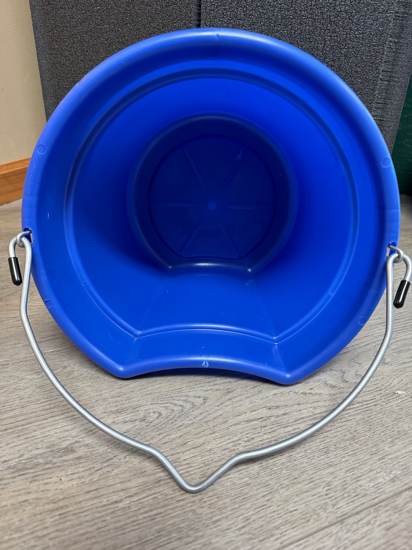2.5 Gallon Flat Back Bucket