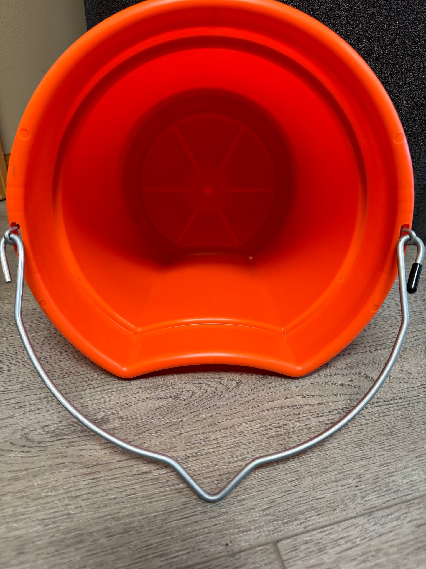 2.5 Gallon Flat Back Bucket
