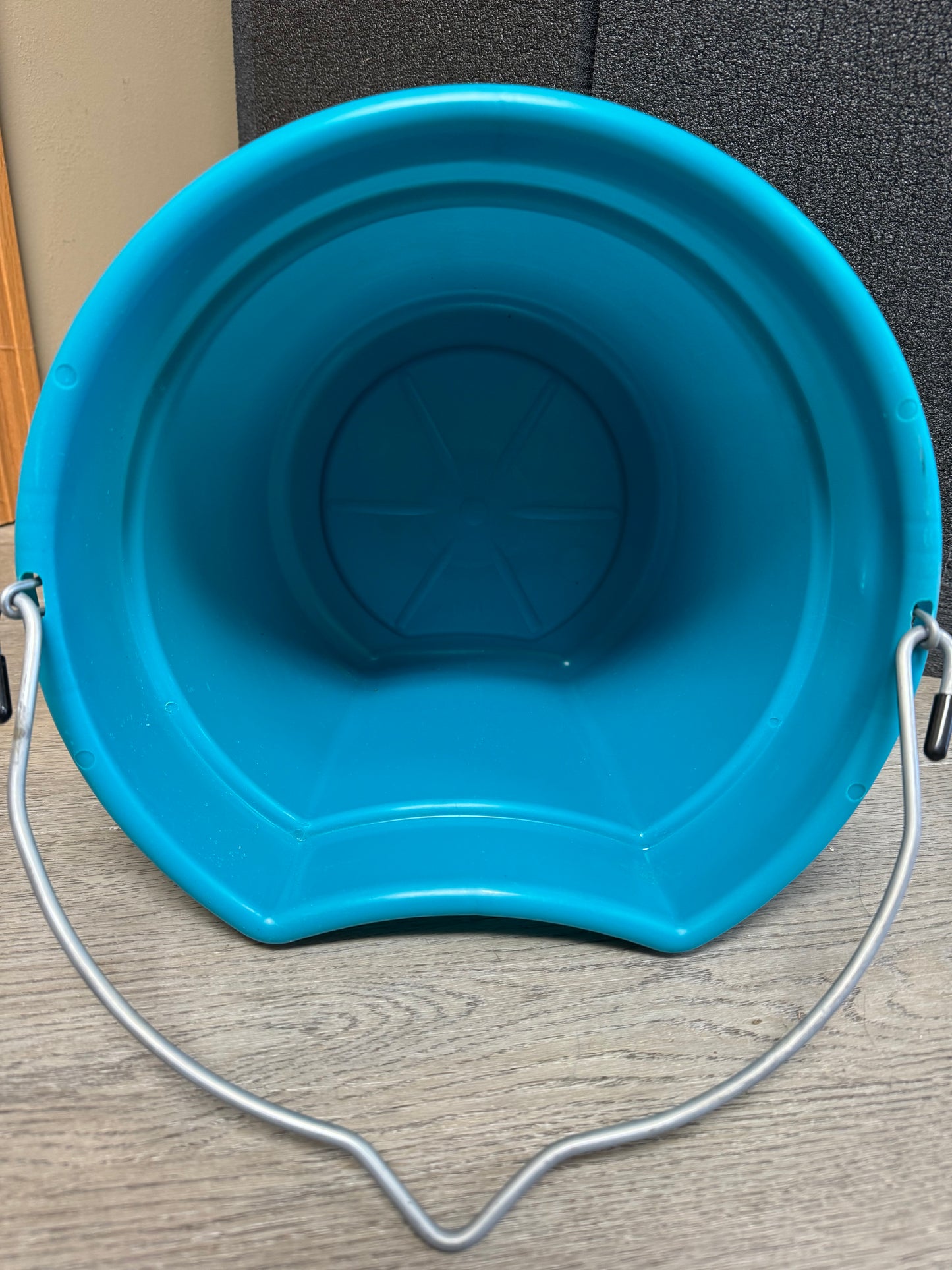 2.5 Gallon Flat Back Bucket